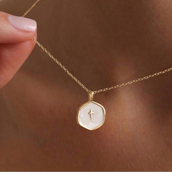 The Unbranded Brand Jewelry - Fashion Gold ✝️cross Pendant Necklace NWOT